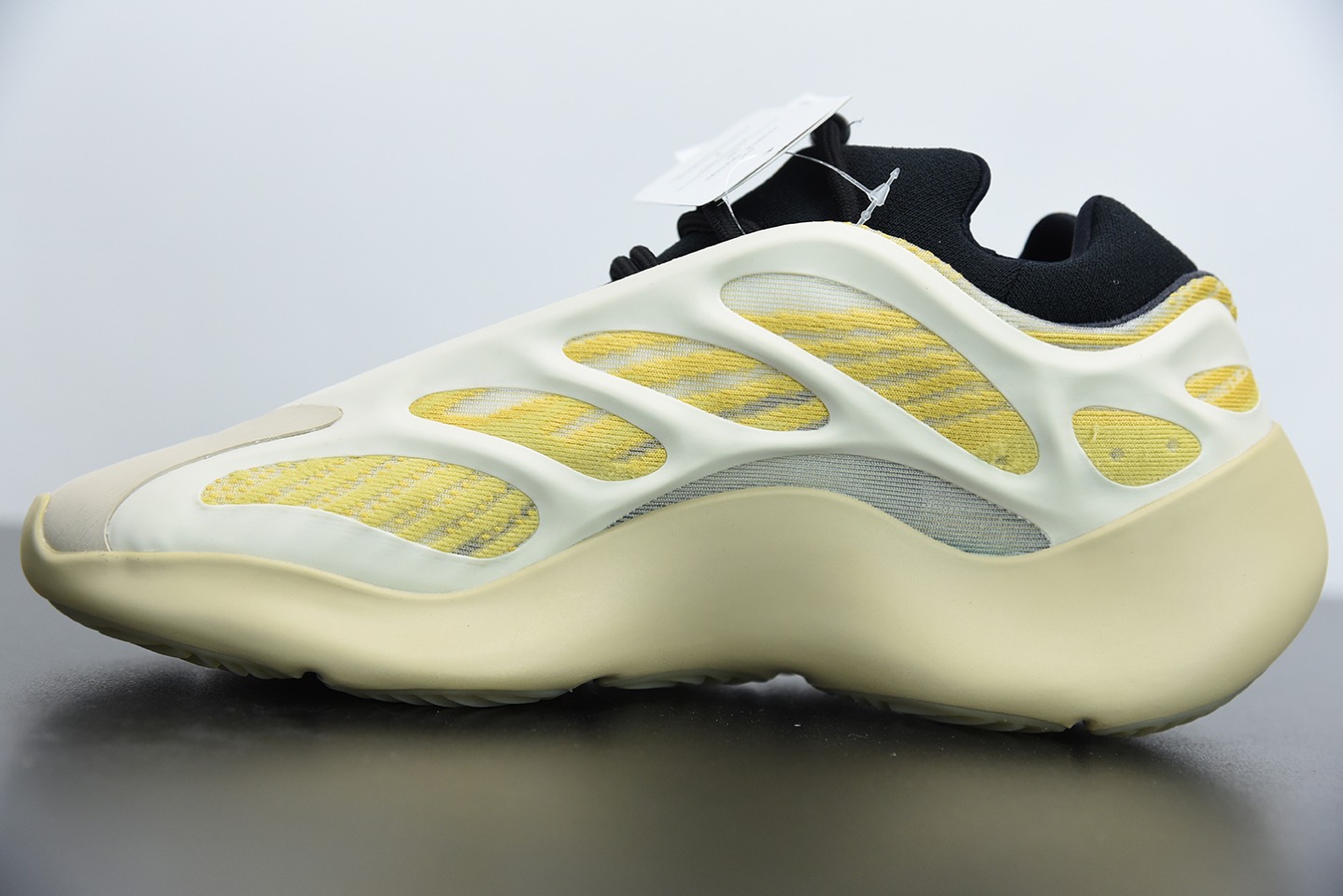 纯原 AD Yeezy 700V3 米黄色 " Srphym " 侃爷椰子 夜光鞋面异型复古老爹鞋 G54853