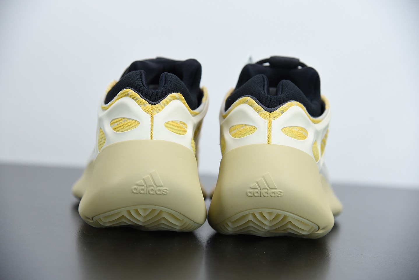 纯原 AD Yeezy 700V3 米黄色 " Srphym " 侃爷椰子 夜光鞋面异型复古老爹鞋 G54853
