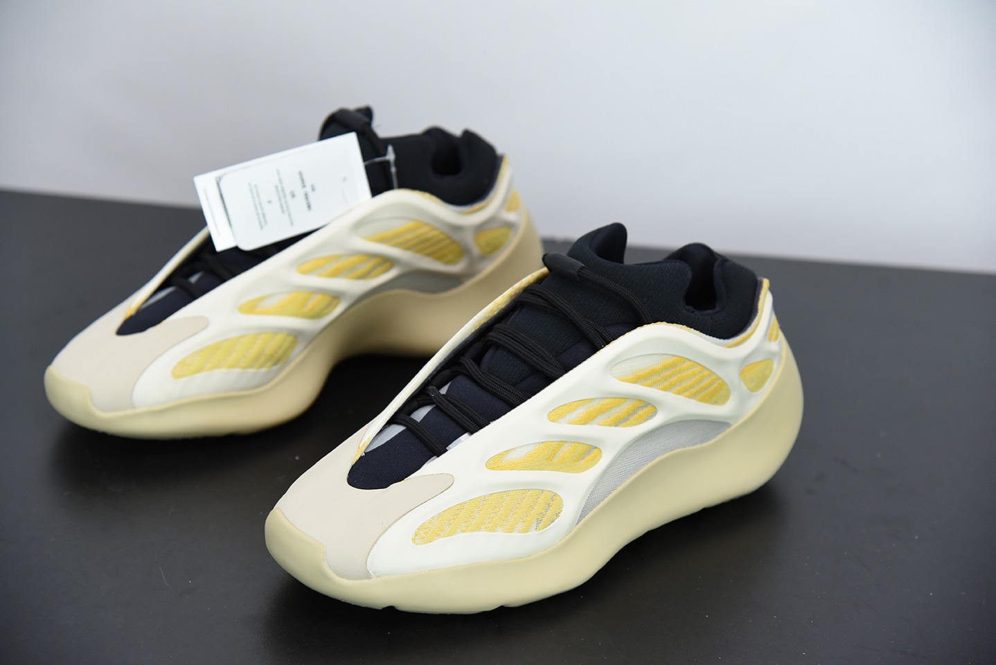 纯原 AD Yeezy 700V3 米黄色 " Srphym " 侃爷椰子 夜光鞋面异型复古老爹鞋 G54853