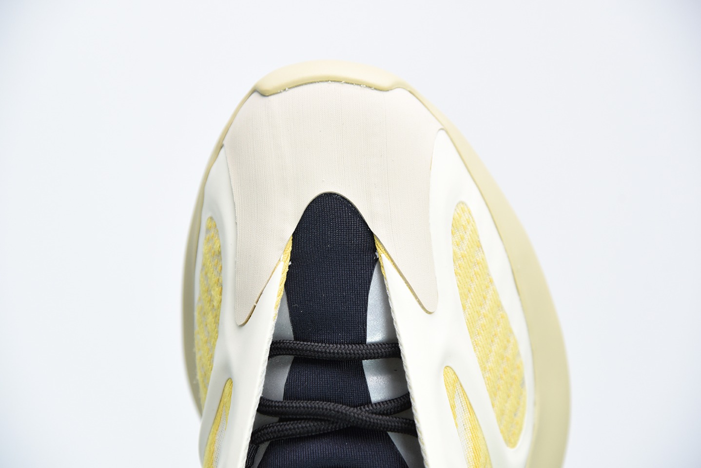 纯原 AD Yeezy 700V3 米黄色 " Srphym " 侃爷椰子 夜光鞋面异型复古老爹鞋 G54853