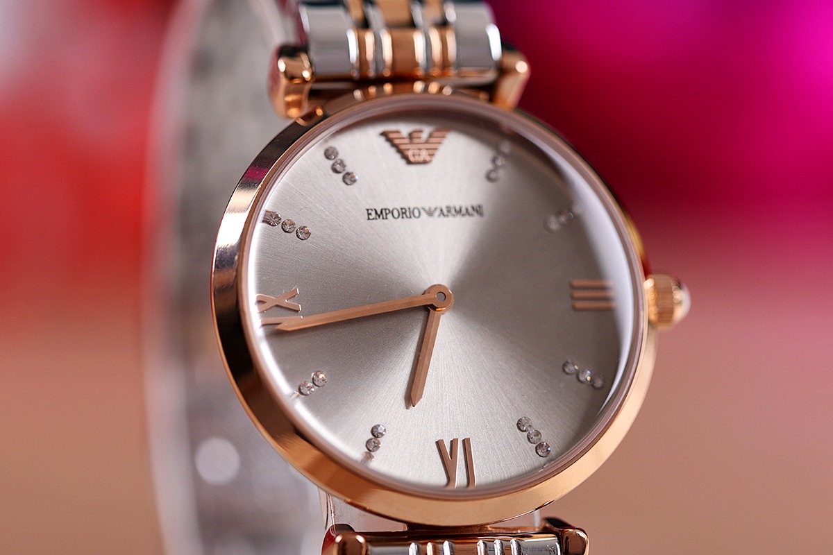 💰130 Armani 阿玛尼香槟金钢带女士手表，这款表最近非常火，深的小仙女的喜爱，香槟金钢带石英表，表盘直径32mm 316精钢表带，香槟金表盘，矿物质玻璃镜面，施华洛世奇公司水钻。蝴蝶双按扣，设计超级精致，表盘表链都都十分简约大气，整个气质马上不一样了，小红书剁手款，美腻的不行不行。