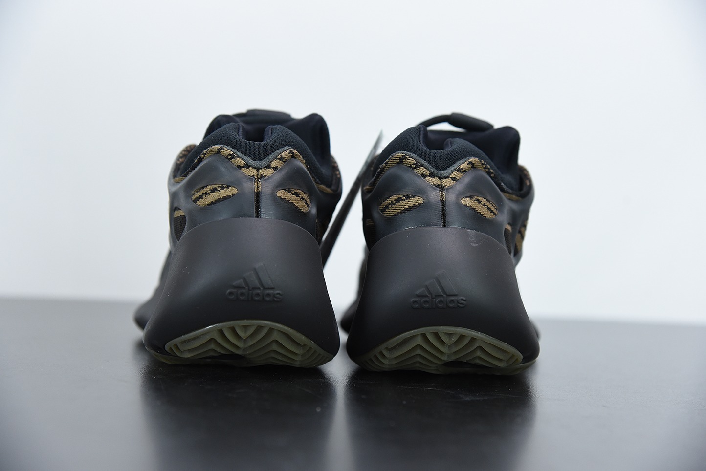 顶级纯原  YEEZY BOOST 700V3“Eremiel”黑黄复古老爹鞋  货号：GY0189