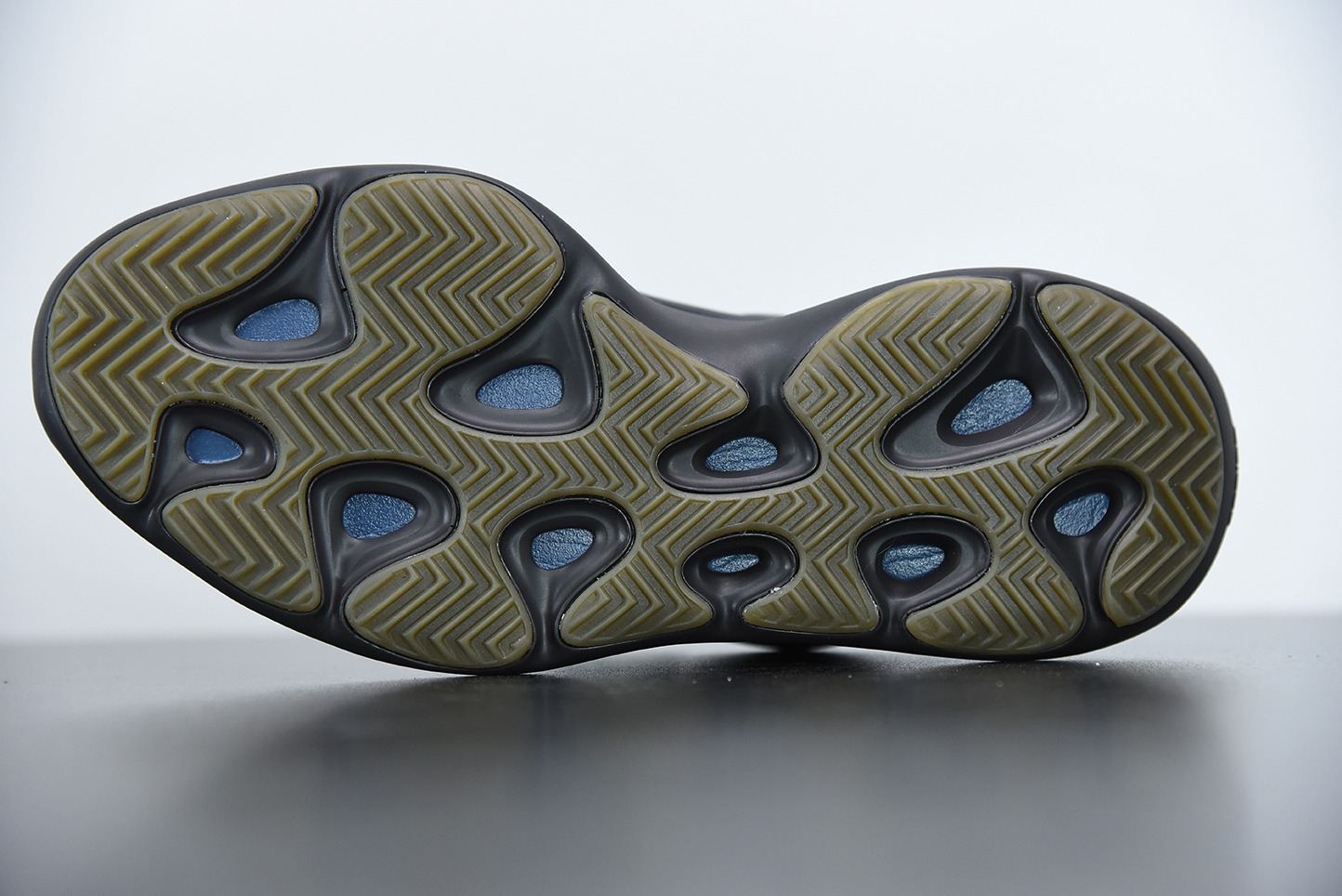 顶级纯原  YEEZY BOOST 700V3“Eremiel”黑黄复古老爹鞋  货号：GY0189