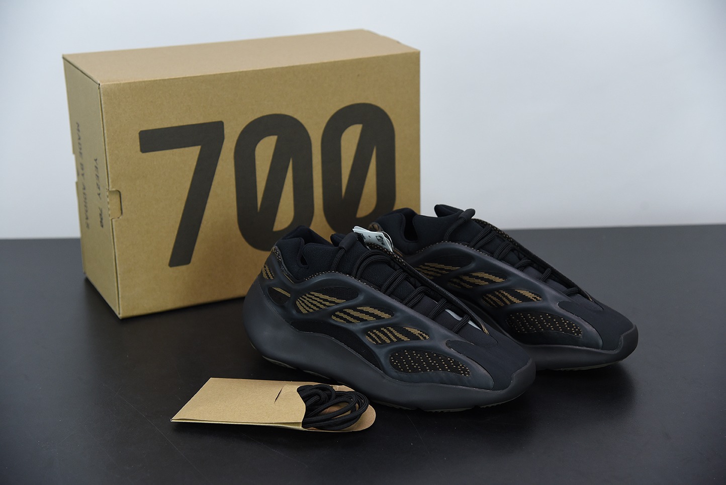 顶级纯原  YEEZY BOOST 700V3“Eremiel”黑黄复古老爹鞋  货号：GY0189