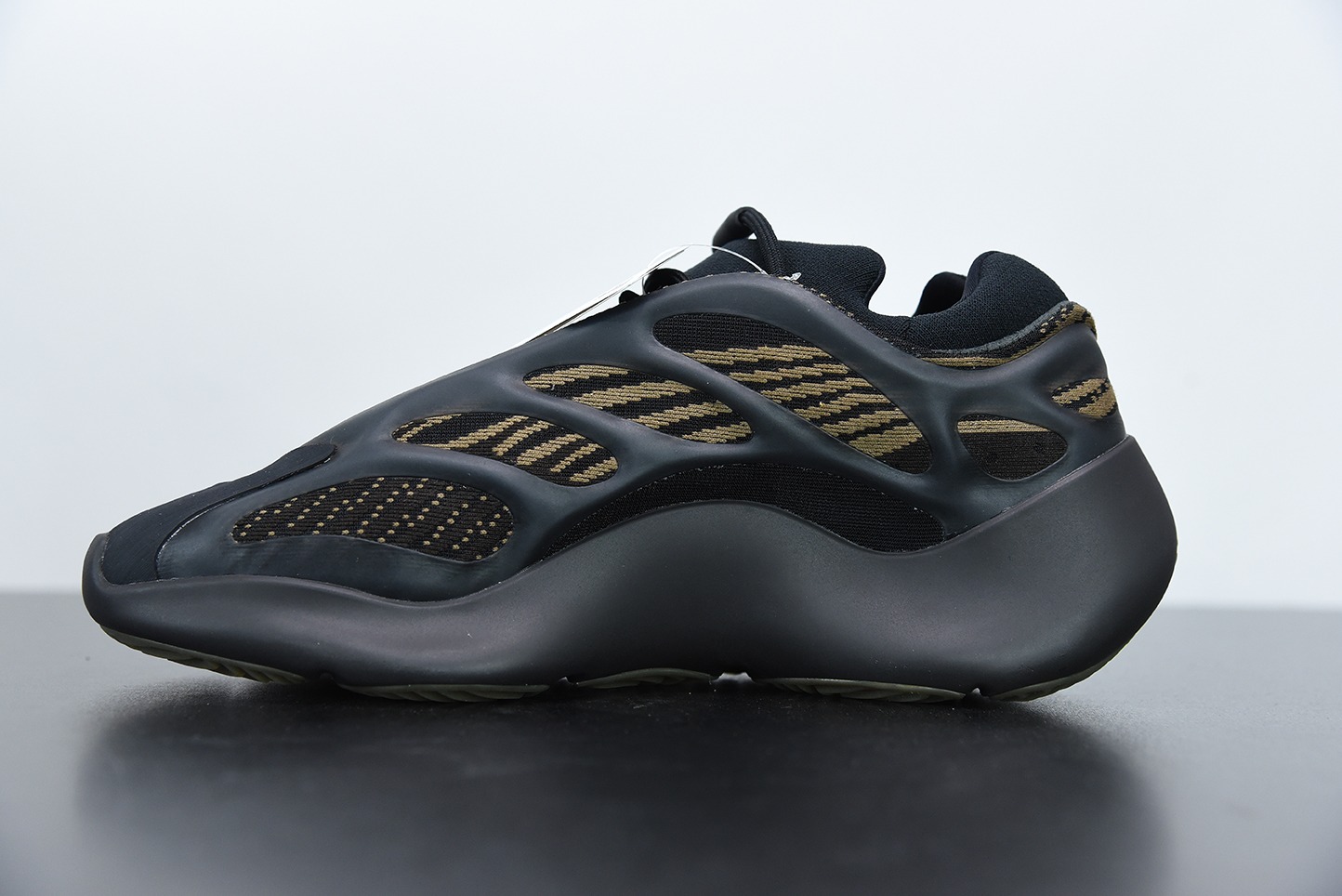 顶级纯原  YEEZY BOOST 700V3“Eremiel”黑黄复古老爹鞋  货号：GY0189