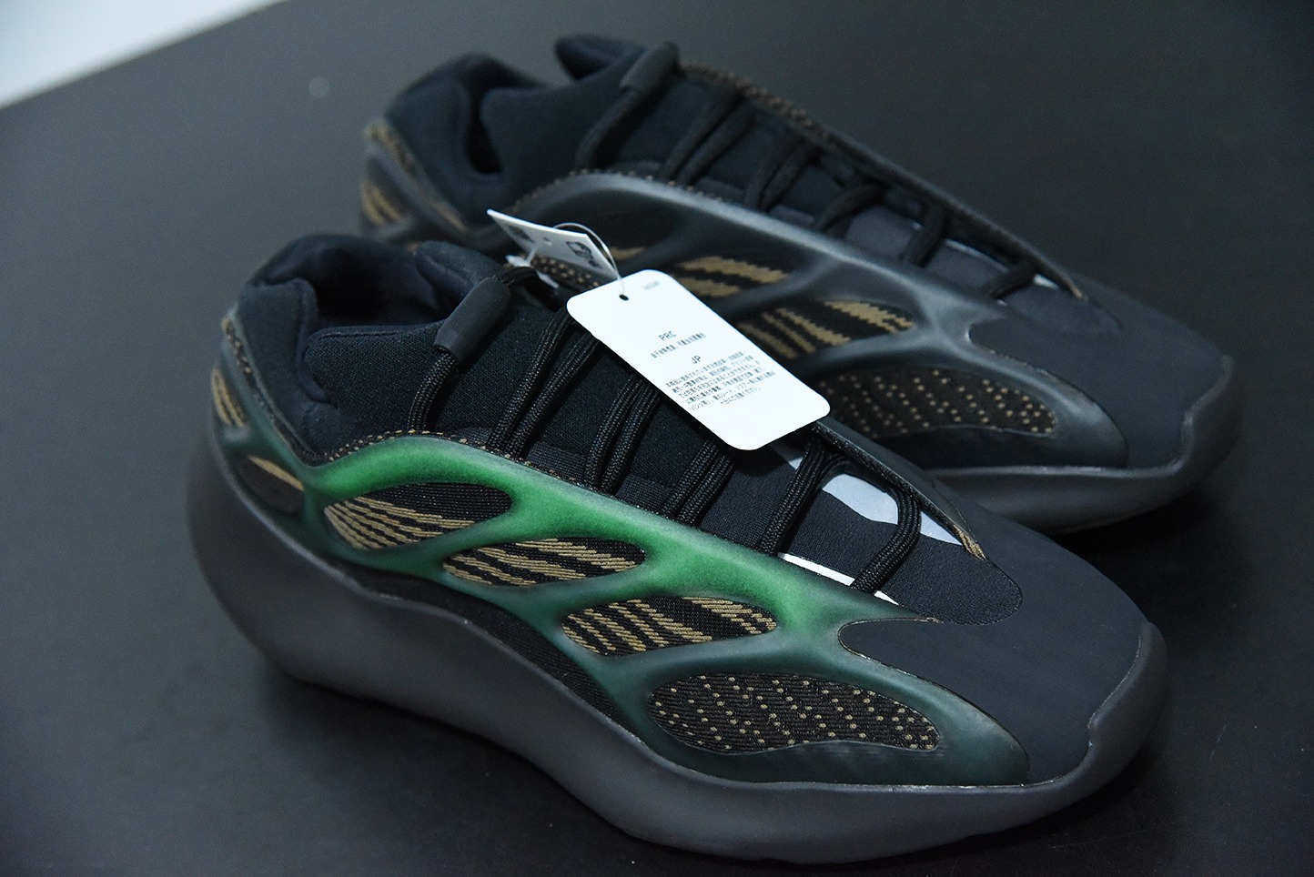 顶级纯原  YEEZY BOOST 700V3“Eremiel”黑黄复古老爹鞋  货号：GY0189