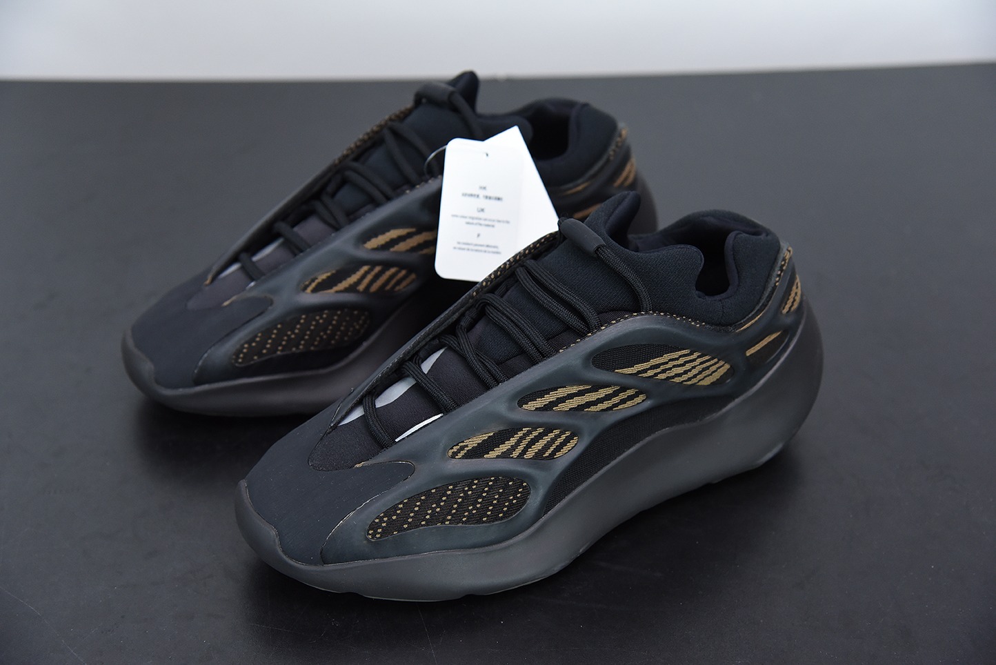 顶级纯原  YEEZY BOOST 700V3“Eremiel”黑黄复古老爹鞋  货号：GY0189