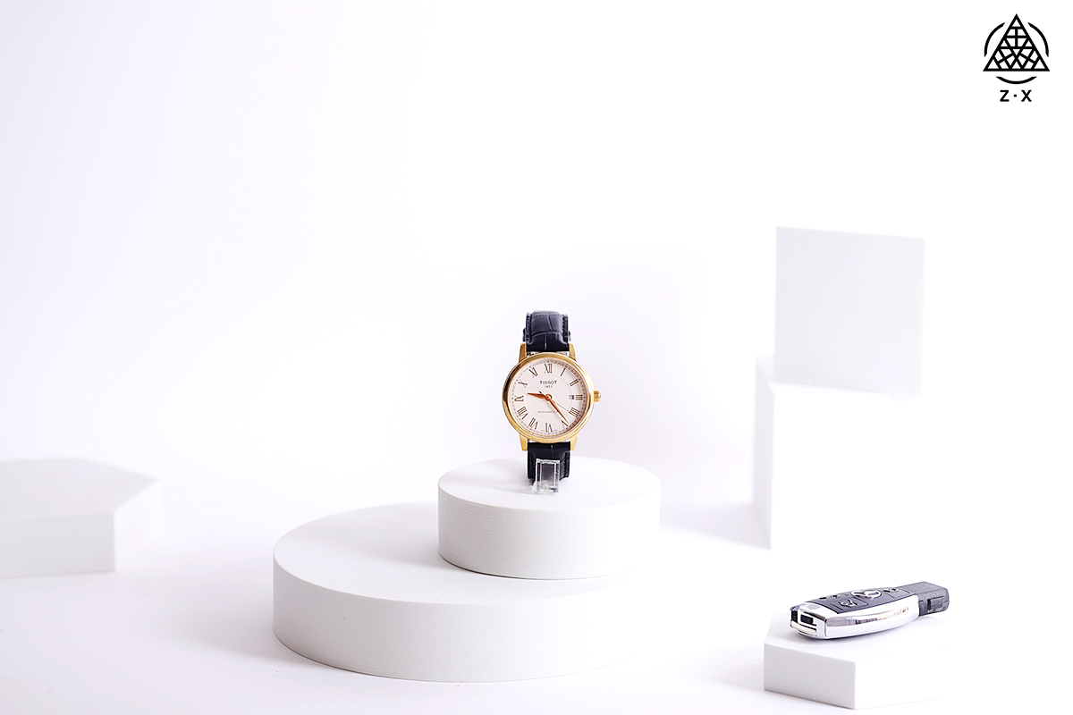 天梭卡森系列机械男表T085 蓝宝石玻璃,表径40mm,表盘厚度9.6mm,针扣表扣 佩戴方便而简约,时尚大气,适合任何场合!