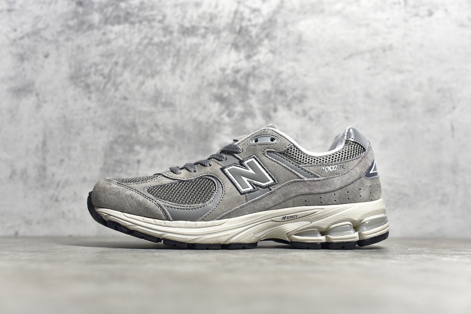 G5  公司级别 区分市面通货 New Balance 2002 复古休闲跑步鞋 反光 M 2002RV最新出的 2002R系列，鞋款延续了经典科技，升级版N-ERGY缓震物料机能与材质上脚太舒适了，鞋面的柔软麂皮搭配尼龙网布，特别透气而且还复古感，不管是搭配牛仔裤还工装裤都是百搭