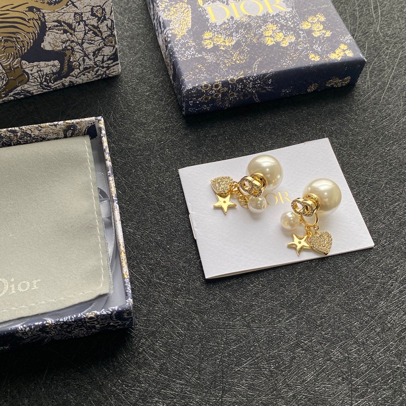 New DIOR Tribales Asymmetric Earrings: Single Cultured Pearl with Pavé Cap 16 o 1f176lv3t16gg1jgl1d5u845eq1o