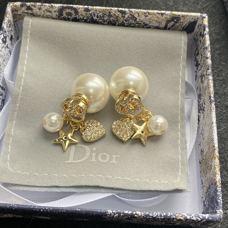 New DIOR Tribales Asymmetric Earrings: Single Cultured Pearl with Pavé Cap 11 o 1f176lv3t1juab431l4hn2g17jnh