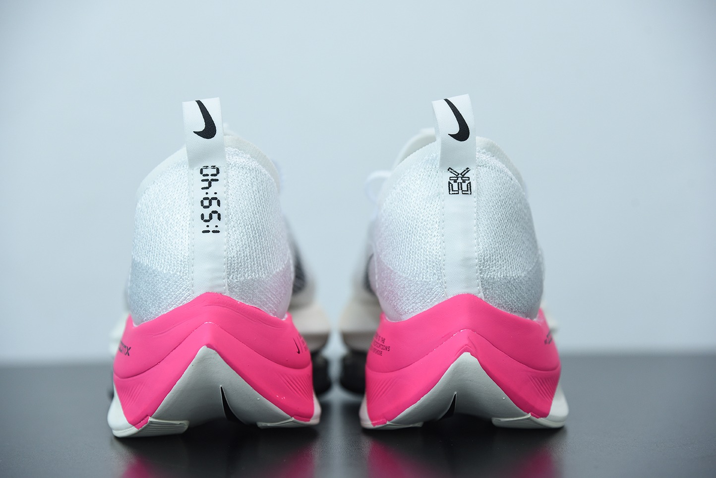 NK Air Zoom Alphafly NEXT%气垫马拉松 粉白男女同款运动鞋 货号：DD8877-100