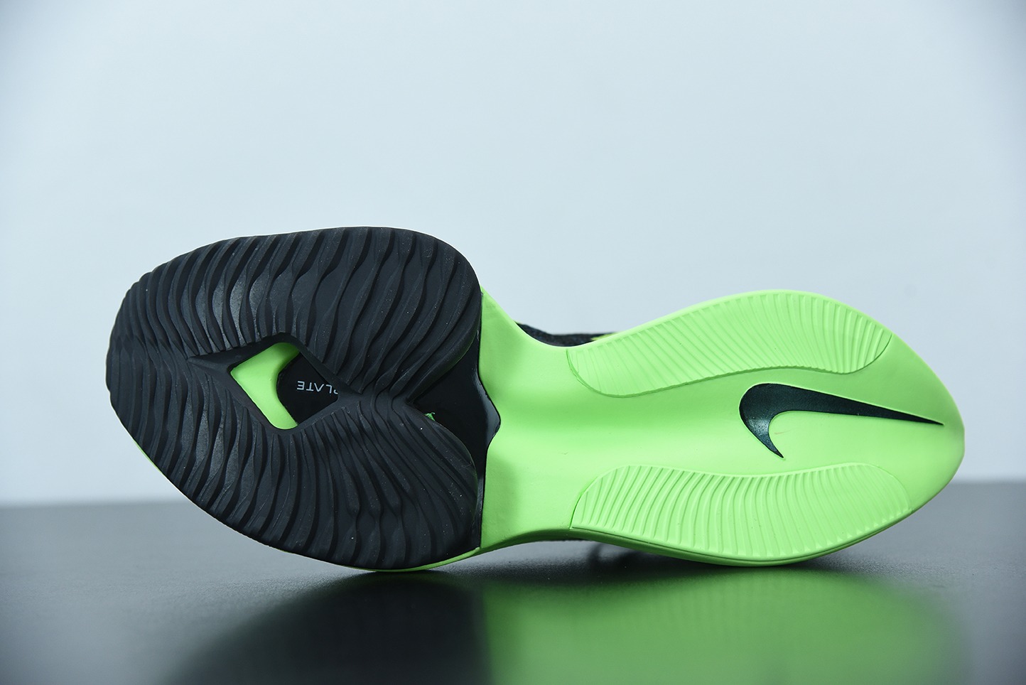 NK Air Zoom Alphafly NEXT%气垫马拉松 黑绿男女同款运动鞋 货号：CI9925-400