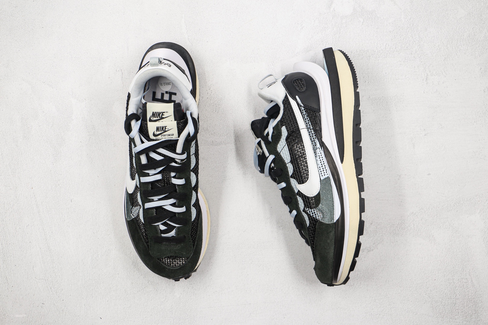 纯原 耐克Sacai X NIKe regasus vaorrly S 华夫三代3.0走秀 鞋身材质由翻毛皮和透气网布共同打造。熟悉的解构手法、重叠Swoosh、双重鞋舌、鞋带以及后跟SACAI字体都悉数保留，最大亮点在于，本次鞋底变本加厉，层数更多!简直和巴黎世家的TrileS有一拼，增高效果妥妥的