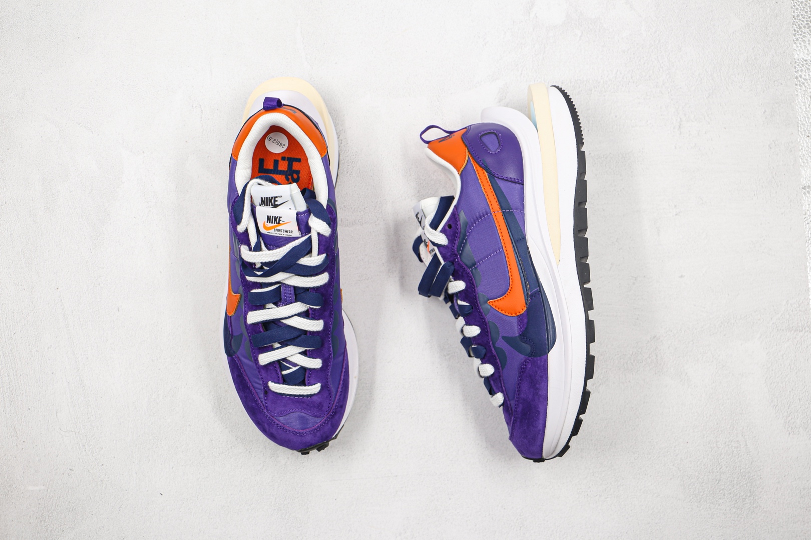 纯原 耐克Sacai X NIKe regasus vaorrly S 华夫三代3.0走秀 鞋身材质由翻毛皮和透气网布共同打造。熟悉的解构手法、重叠Swoosh、双重鞋舌、鞋带以及后跟SACAI字体都悉数保留，最大亮点在于，本次鞋底变本加厉，层数更多!简直和巴黎世家的TrileS有一拼，增高效果妥妥的