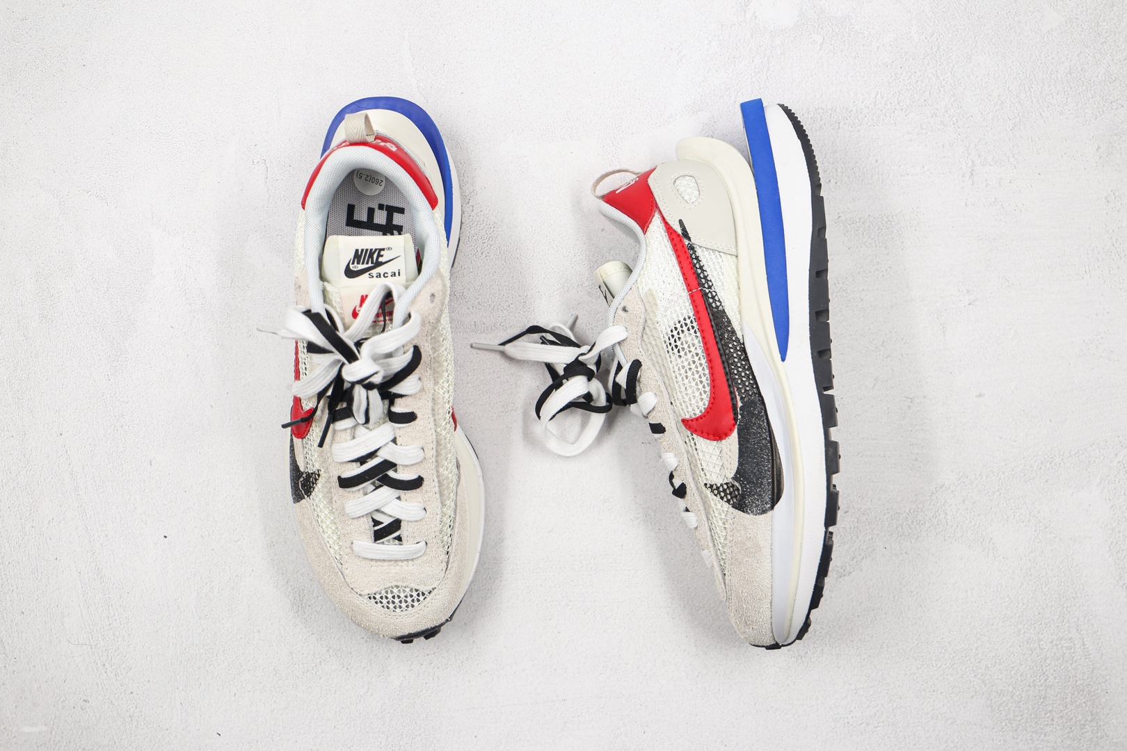 纯原 耐克Sacai X NIKe regasus vaorrly S 华夫三代3.0走秀 鞋身材质由翻毛皮和透气网布共同打造。熟悉的解构手法、重叠Swoosh、双重鞋舌、鞋带以及后跟SACAI字体都悉数保留，最大亮点在于，本次鞋底变本加厉，层数更多!简直和巴黎世家的TrileS有一拼，增高效果妥妥的
