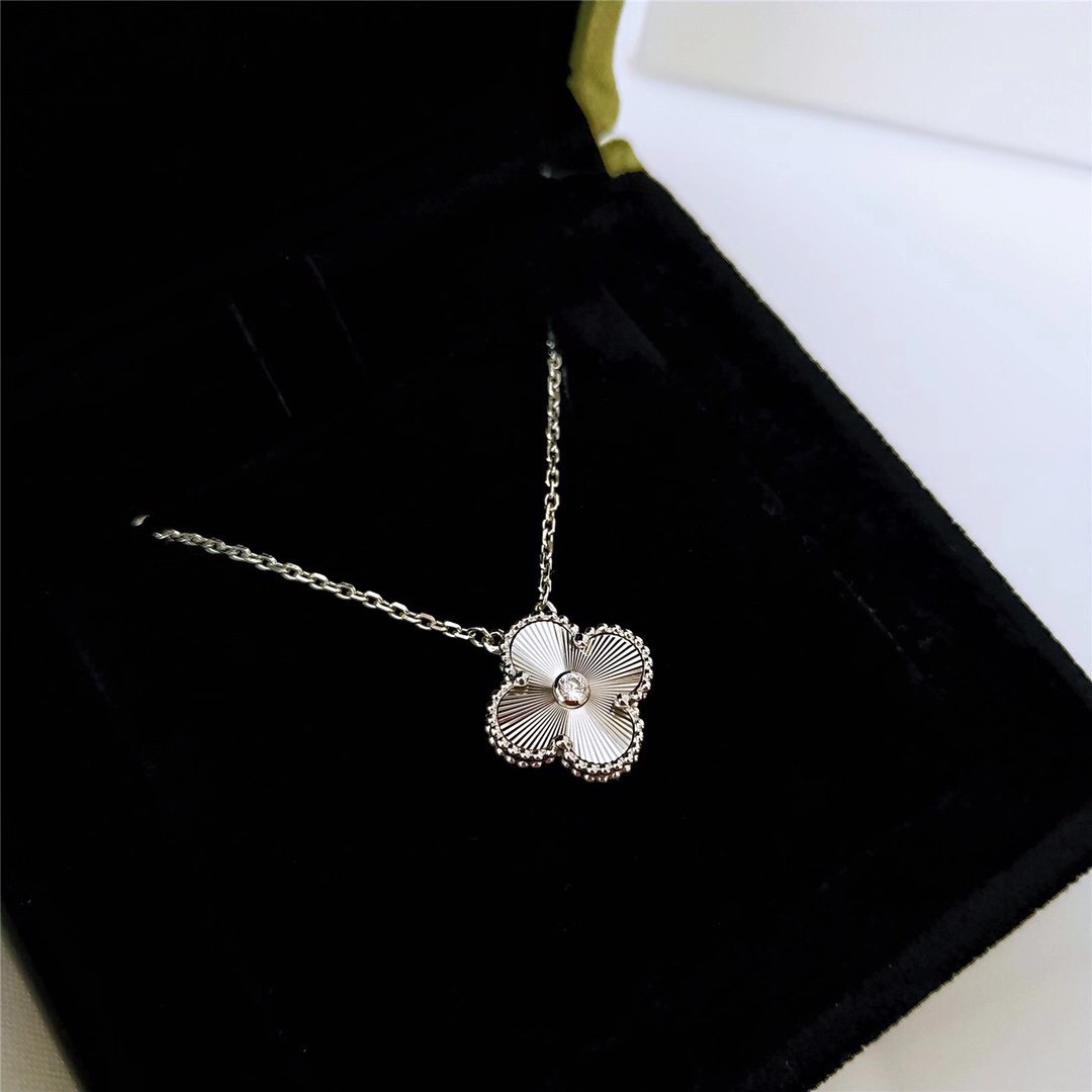 Van Cleef & Arpels VCA四叶草车花项链，爆闪 传说中的无钻胜有钻，每个角度都璀璨闪亮~