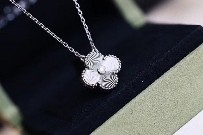 Van Cleef & Arpels VCA四叶草车花项链，爆闪 传说中的无钻胜有钻，每个角度都璀璨闪亮~