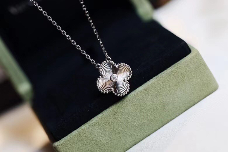 Van Cleef & Arpels VCA四叶草车花项链，爆闪 传说中的无钻胜有钻，每个角度都璀璨闪亮~