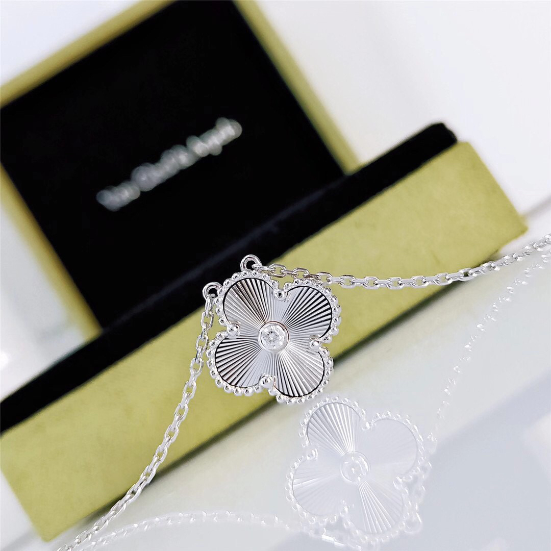 Van Cleef & Arpels VCA四叶草车花项链，爆闪 传说中的无钻胜有钻，每个角度都璀璨闪亮~