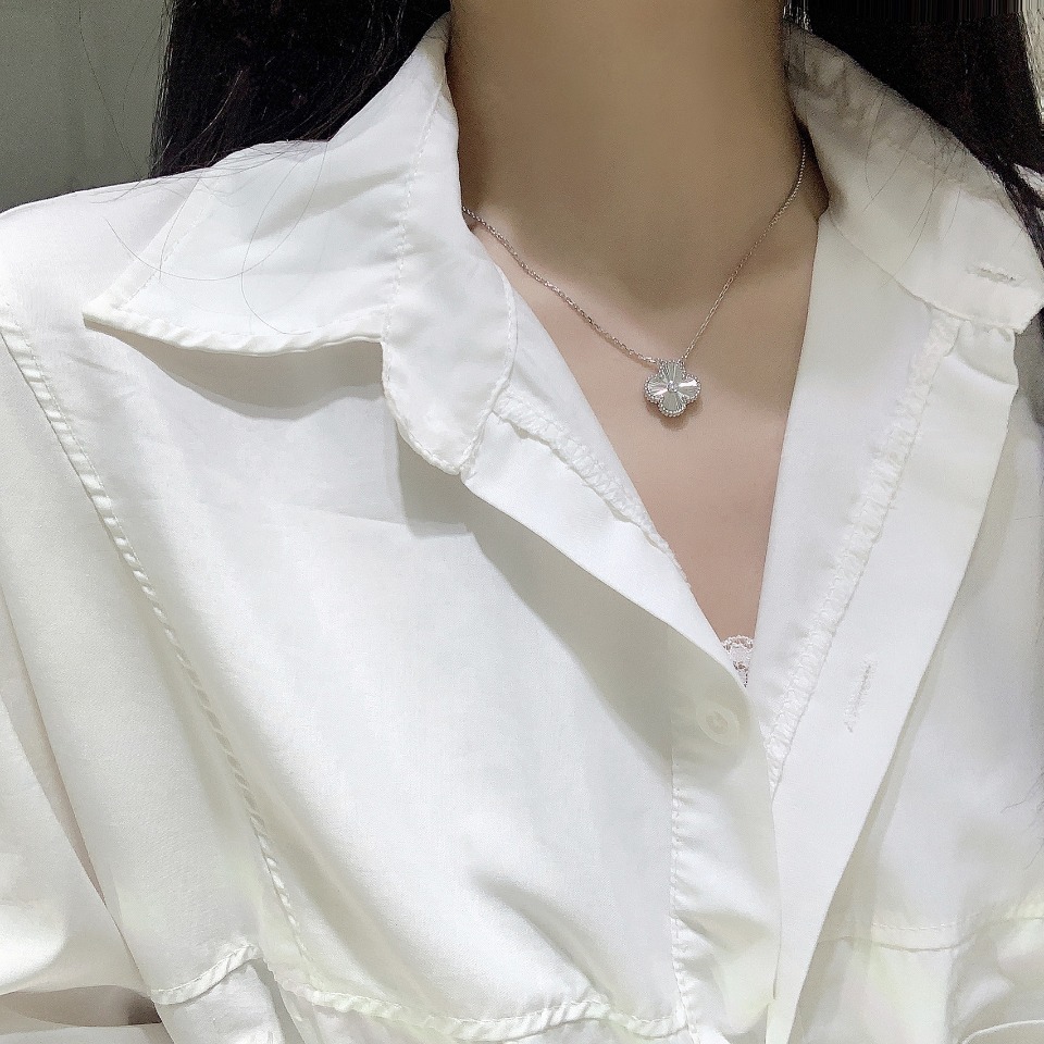 Van Cleef & Arpels VCA四叶草车花项链，爆闪 传说中的无钻胜有钻，每个角度都璀璨闪亮~