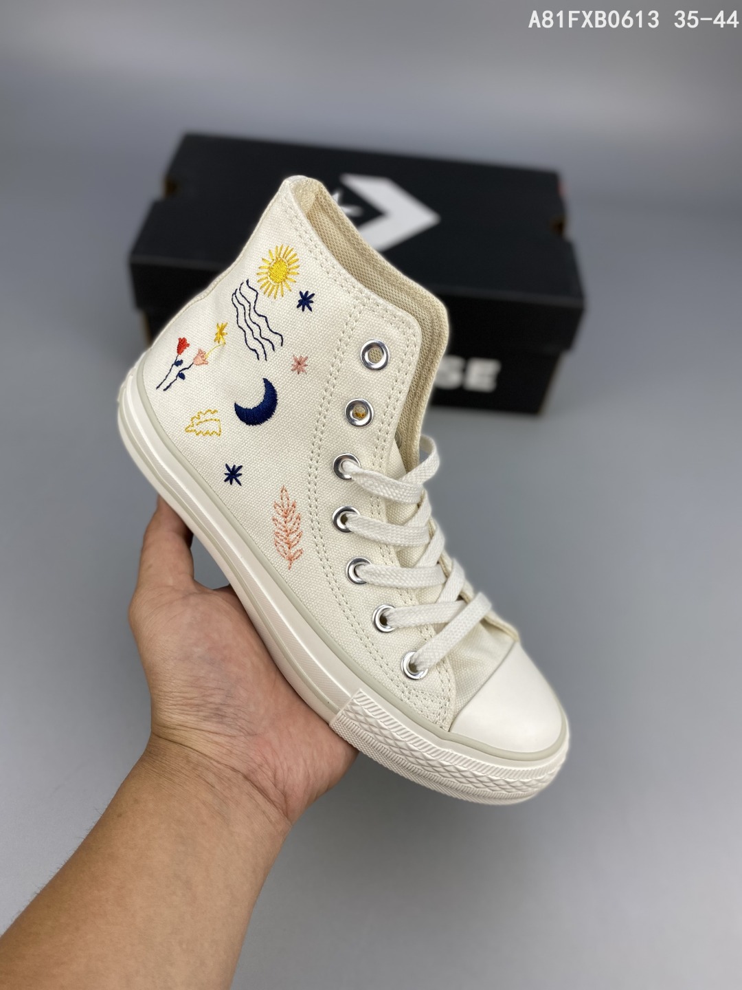 真标新款星辰大海正确版本出货CONVERSE绣出梦幻之“履”，黑色高帮带来全新CHUCK TAYLOR ALL  STAR，从大自然中收集美好元素，花朵、月亮、太阳和星星，化作可爱的刺绣图案散落于纯色鞋面之上，简直美爆了！！ 571079C/571081C  #A81FXB0613_莆鞋网_莆田鞋_莆田安福_电商城 