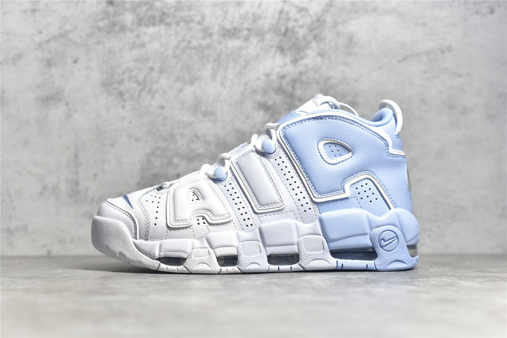 全码补齐 H5 公司级别 NK Wmns Air More 斯科特.皮蓬的战靴.AIR MORE UPTEMPO绝对是NIKE篮球鞋历史上最耀眼的里程碑之一.NIKE一直以来都不断的提升气垫的容量来捍卫气垫的地位.当前后掌的花样全被玩完以后,NIKE终于打出了奠定王朝基础的一张牌:AIR MORE UPTEMPO.全掌外露气垫