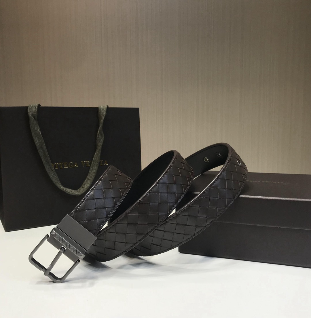 p230 顶级品质🎁配全套包装  品牌：BOTTEGA  VENETA, 顶级货品，官网对版寸五 3.8cm 男女通用款 正品镀金工艺经典旋转针扣 此款皮带采用坚韧的胎牛皮精心打造，造型百搭。设计装饰时尚精致的棕色金属孔眼和针扣，彰显标志性Intrecciato编织的独特魅力。代购版本