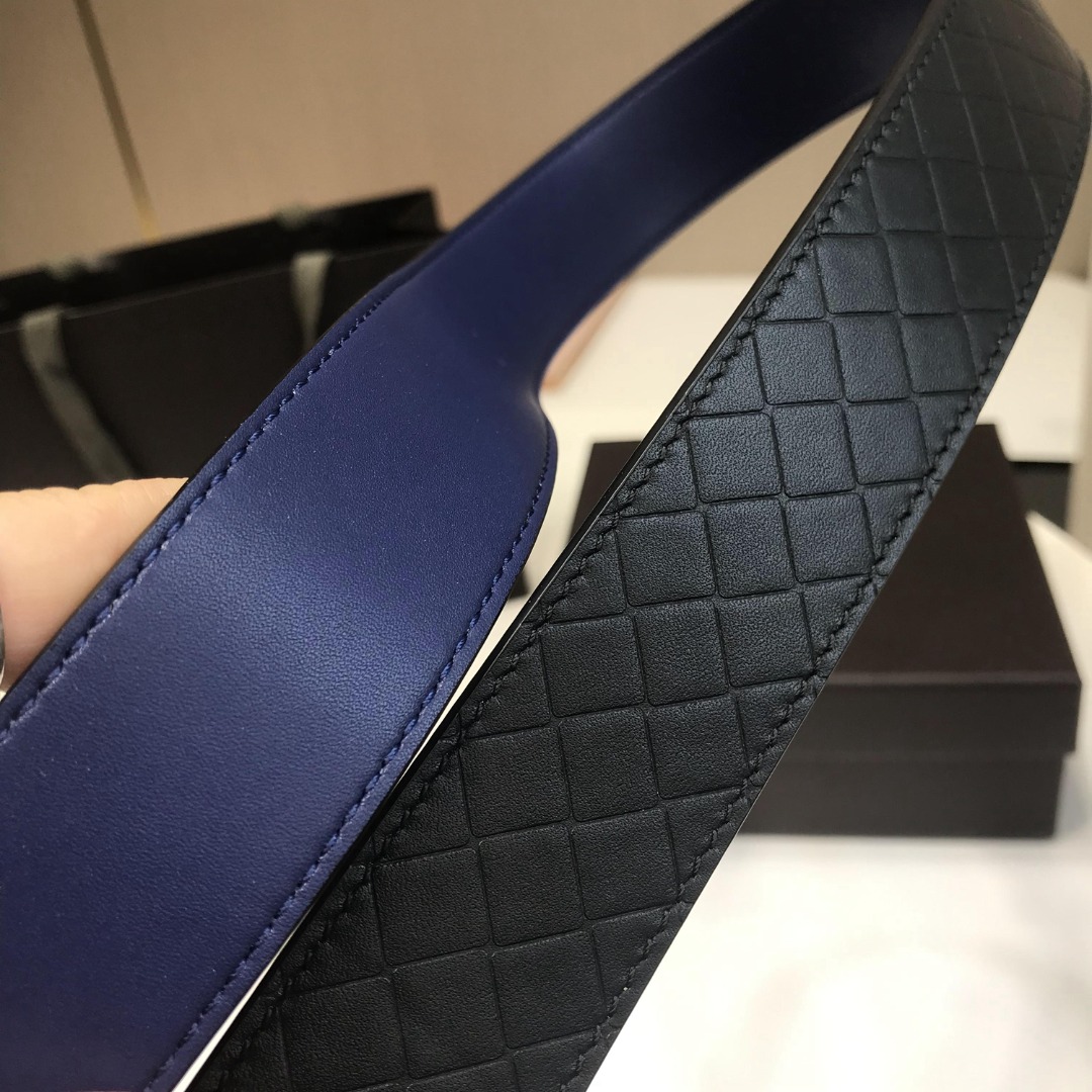 p230 顶级品质🎁配全套包装 品牌:BOTTEGA VENETA, 顶级货品,官网对版寸五 3.8cm 男女通用款 正品镀金工艺经典旋转针扣 此款皮带采用坚韧的胎牛皮精心打造,造型百搭。设计装饰时尚精致的棕色金属孔眼和针扣,彰显标志性Intrecciato编织的独特魅力。代购版本