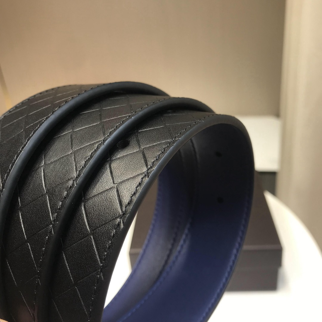 p230 顶级品质🎁配全套包装 品牌:BOTTEGA VENETA, 顶级货品,官网对版寸五 3.8cm 男女通用款 正品镀金工艺经典旋转针扣 此款皮带采用坚韧的胎牛皮精心打造,造型百搭。设计装饰时尚精致的棕色金属孔眼和针扣,彰显标志性Intrecciato编织的独特魅力。代购版本