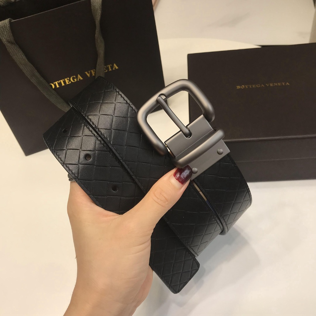 p230 顶级品质🎁配全套包装 品牌:BOTTEGA VENETA, 顶级货品,官网对版寸五 3.8cm 男女通用款 正品镀金工艺经典旋转针扣 此款皮带采用坚韧的胎牛皮精心打造,造型百搭。设计装饰时尚精致的棕色金属孔眼和针扣,彰显标志性Intrecciato编织的独特魅力。代购版本