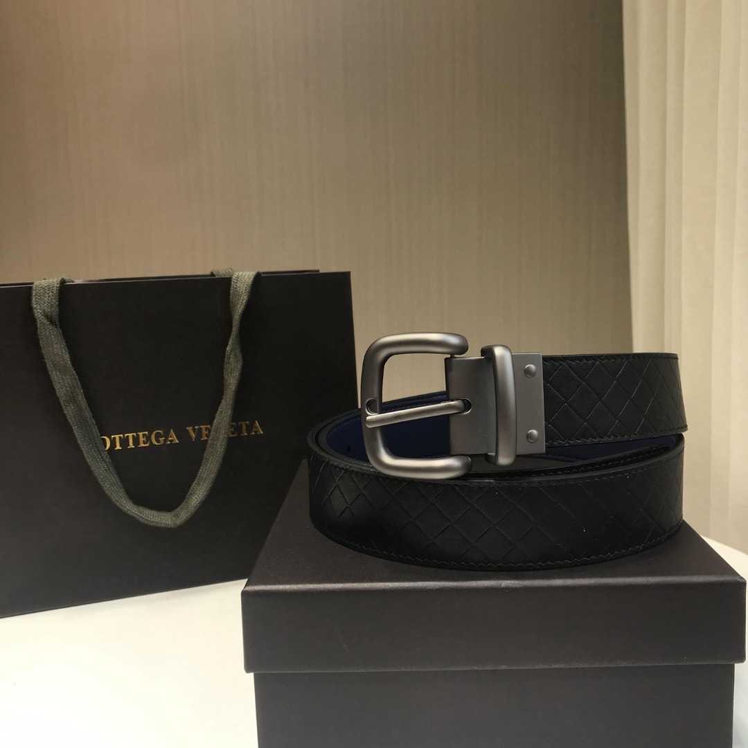 p230 顶级品质🎁配全套包装 品牌:BOTTEGA VENETA, 顶级货品,官网对版寸五 3.8cm 男女通用款 正品镀金工艺经典旋转针扣 此款皮带采用坚韧的胎牛皮精心打造,造型百搭。设计装饰时尚精致的棕色金属孔眼和针扣,彰显标志性Intrecciato编织的独特魅力。代购版本