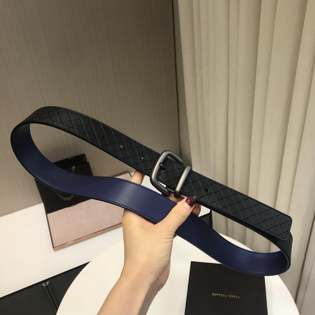 p230 顶级品质🎁配全套包装 品牌:BOTTEGA VENETA, 顶级货品,官网对版寸五 3.8cm 男女通用款 正品镀金工艺经典旋转针扣 此款皮带采用坚韧的胎牛皮精心打造,造型百搭。设计装饰时尚精致的棕色金属孔眼和针扣,彰显标志性Intrecciato编织的独特魅力。代购版本