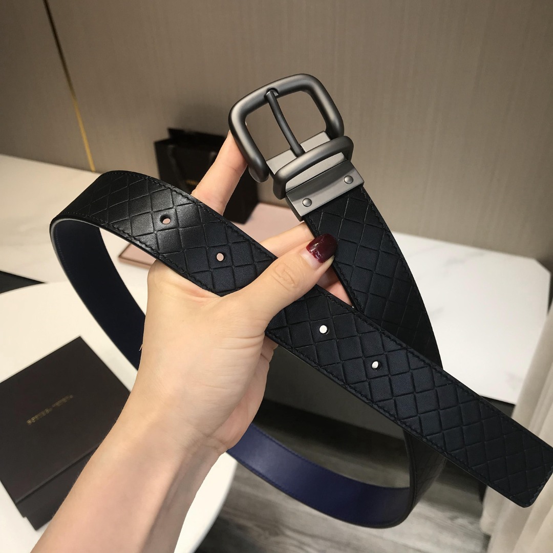 p230 顶级品质🎁配全套包装 品牌:BOTTEGA VENETA, 顶级货品,官网对版寸五 3.8cm 男女通用款 正品镀金工艺经典旋转针扣 此款皮带采用坚韧的胎牛皮精心打造,造型百搭。设计装饰时尚精致的棕色金属孔眼和针扣,彰显标志性Intrecciato编织的独特魅力。代购版本