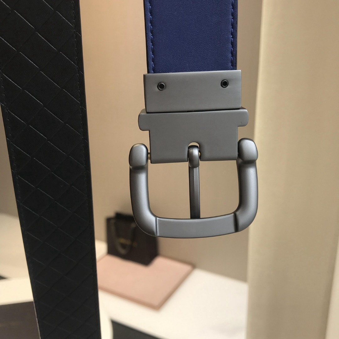 p230 顶级品质🎁配全套包装 品牌:BOTTEGA VENETA, 顶级货品,官网对版寸五 3.8cm 男女通用款 正品镀金工艺经典旋转针扣 此款皮带采用坚韧的胎牛皮精心打造,造型百搭。设计装饰时尚精致的棕色金属孔眼和针扣,彰显标志性Intrecciato编织的独特魅力。代购版本