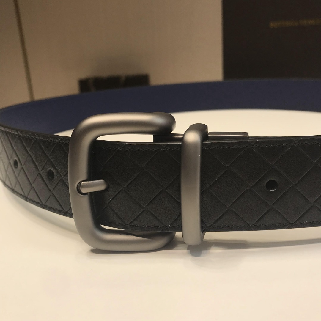 p230 顶级品质🎁配全套包装 品牌:BOTTEGA VENETA, 顶级货品,官网对版寸五 3.8cm 男女通用款 正品镀金工艺经典旋转针扣 此款皮带采用坚韧的胎牛皮精心打造,造型百搭。设计装饰时尚精致的棕色金属孔眼和针扣,彰显标志性Intrecciato编织的独特魅力。代购版本