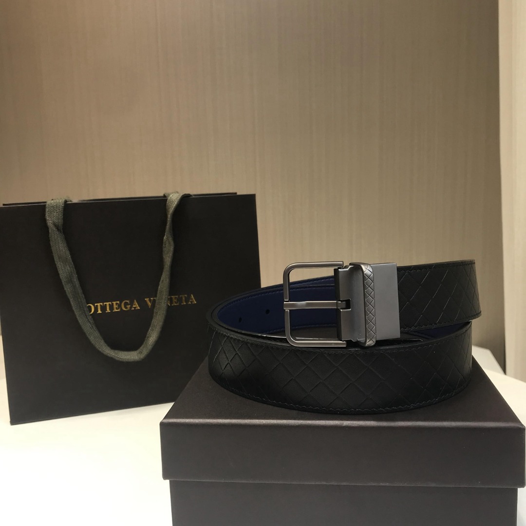 p230 顶级品质🎁配全套包装 品牌:BOTTEGA VENETA, 顶级货品,官网对版寸五 3.8cm 男女通用款 正品镀金工艺经典旋转针扣 此款皮带采用坚韧的胎牛皮精心打造,造型百搭。设计装饰时尚精致的棕色金属孔眼和针扣,彰显标志性Intrecciato编织的独特魅力。代购版本