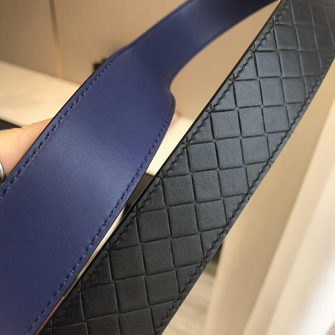 p230 顶级品质🎁配全套包装 品牌:BOTTEGA VENETA, 顶级货品,官网对版寸五 3.8cm 男女通用款 正品镀金工艺经典旋转针扣 此款皮带采用坚韧的胎牛皮精心打造,造型百搭。设计装饰时尚精致的棕色金属孔眼和针扣,彰显标志性Intrecciato编织的独特魅力。代购版本