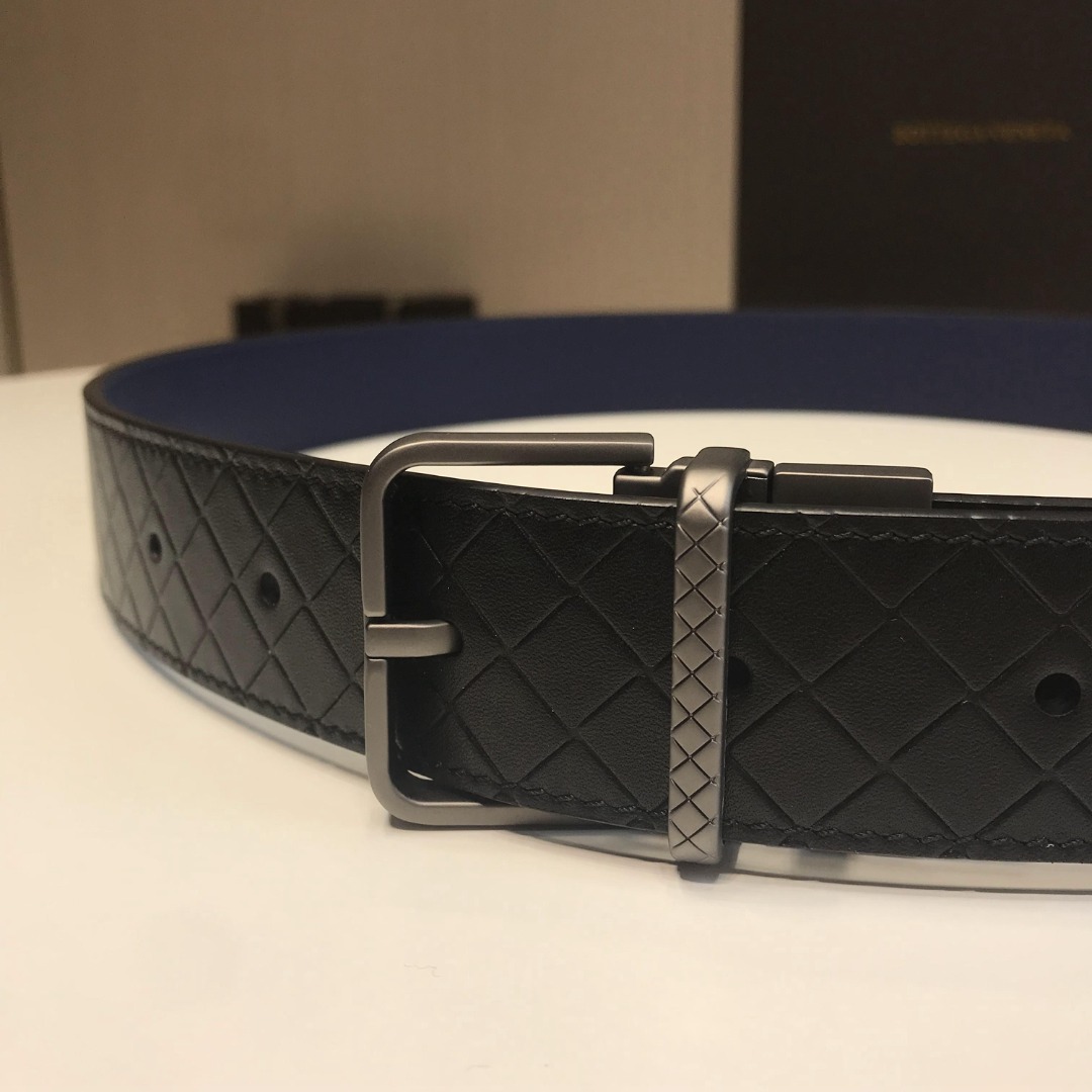 p230 顶级品质🎁配全套包装 品牌:BOTTEGA VENETA, 顶级货品,官网对版寸五 3.8cm 男女通用款 正品镀金工艺经典旋转针扣 此款皮带采用坚韧的胎牛皮精心打造,造型百搭。设计装饰时尚精致的棕色金属孔眼和针扣,彰显标志性Intrecciato编织的独特魅力。代购版本