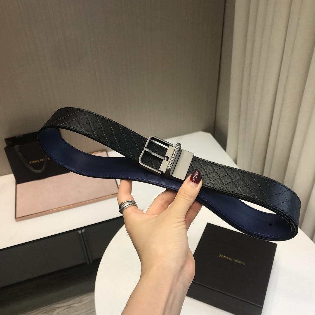 p230 顶级品质🎁配全套包装 品牌:BOTTEGA VENETA, 顶级货品,官网对版寸五 3.8cm 男女通用款 正品镀金工艺经典旋转针扣 此款皮带采用坚韧的胎牛皮精心打造,造型百搭。设计装饰时尚精致的棕色金属孔眼和针扣,彰显标志性Intrecciato编织的独特魅力。代购版本