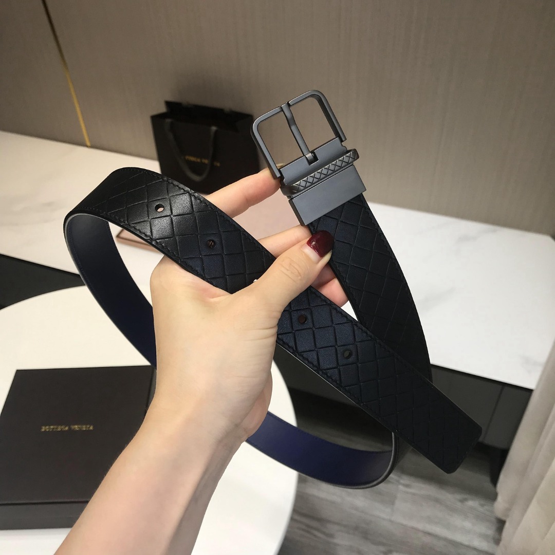 p230 顶级品质🎁配全套包装 品牌:BOTTEGA VENETA, 顶级货品,官网对版寸五 3.8cm 男女通用款 正品镀金工艺经典旋转针扣 此款皮带采用坚韧的胎牛皮精心打造,造型百搭。设计装饰时尚精致的棕色金属孔眼和针扣,彰显标志性Intrecciato编织的独特魅力。代购版本