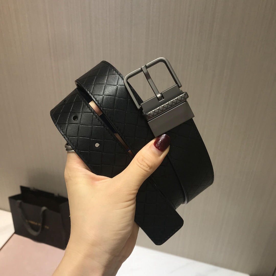 p230 顶级品质🎁配全套包装 品牌:BOTTEGA VENETA, 顶级货品,官网对版寸五 3.8cm 男女通用款 正品镀金工艺经典旋转针扣 此款皮带采用坚韧的胎牛皮精心打造,造型百搭。设计装饰时尚精致的棕色金属孔眼和针扣,彰显标志性Intrecciato编织的独特魅力。代购版本