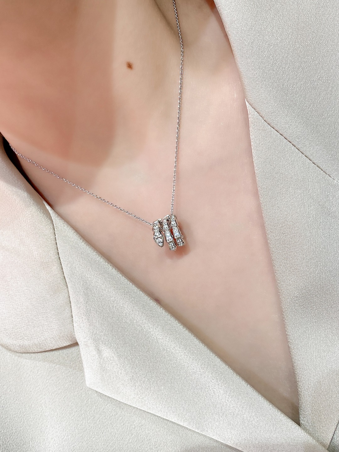 NO:631703,Wear last year's new LOOK, the winding design looks smart and fashionable, Cartier high-end jewelry19860909佩戴LOOK 去年的新款,缠绕设计显得灵动时尚,,卡迪亚高端饰品,Jewelry