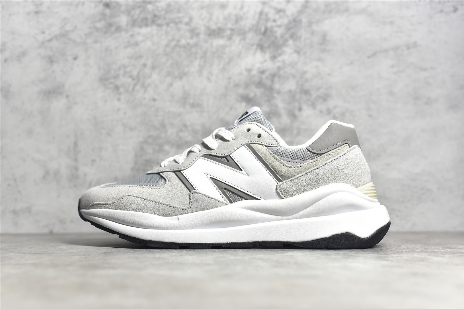 G5 纯原外贸订单 New Balance/新百伦 NB5740系列 M5740CA特别以1988年首度世面的经典574作为设计蓝本保，留574简易约衬的 G5 s鞋型廓轮，同时加再以向90年代立特独行的眼抢美学敬致，凭借种多严选的优质素材重塑出人让耳目一又新充满层次感革的新中低结。构另一方面，为呼应90年代巨的大化潮流，鞋侧也题点采用了相的应巨大化N字Logo，再结合样同启发自574并经过改良抓的地鞋底，谓可集结两大代年的注目设元计素。