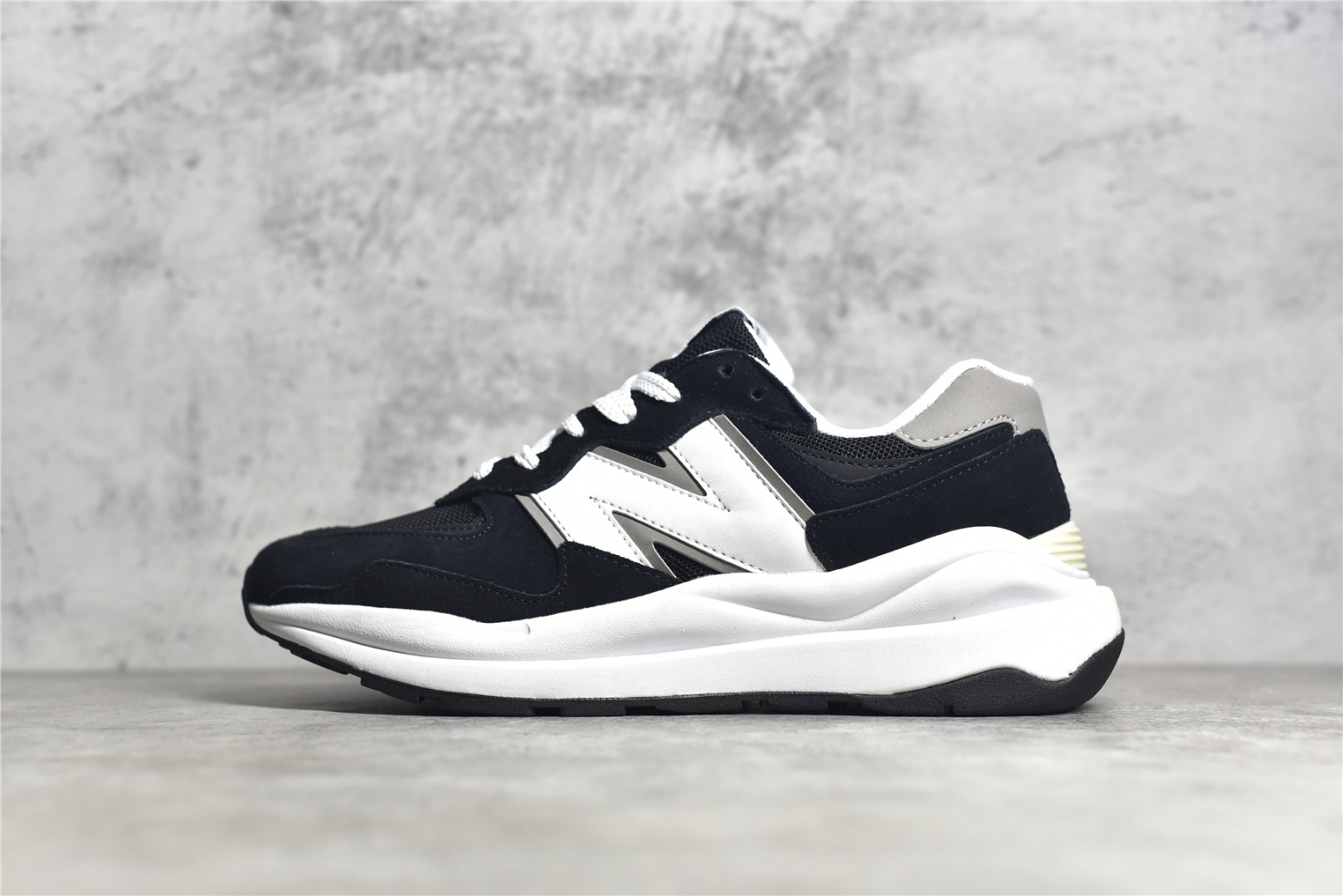 G5 纯原外贸订单 New Balance/新百伦 NB5740系列 M5740CD特别以1988年首度世面的经典574作为设计蓝本保，留574简易约衬的 G5 s鞋型廓轮，同时加再以向90年代立特独行的眼抢美学敬致，凭借种多严选的优质素材重塑出人让耳目一又新充满层次感革的新中低结。构另一方面，为呼应90年代巨的大化潮流，鞋侧也题点采用了相的应巨大化N字Logo，且并加上反光细点节缀，再结合样同启发自574并经过改良抓的地鞋底，谓可集结两大代年的注目设元计素。