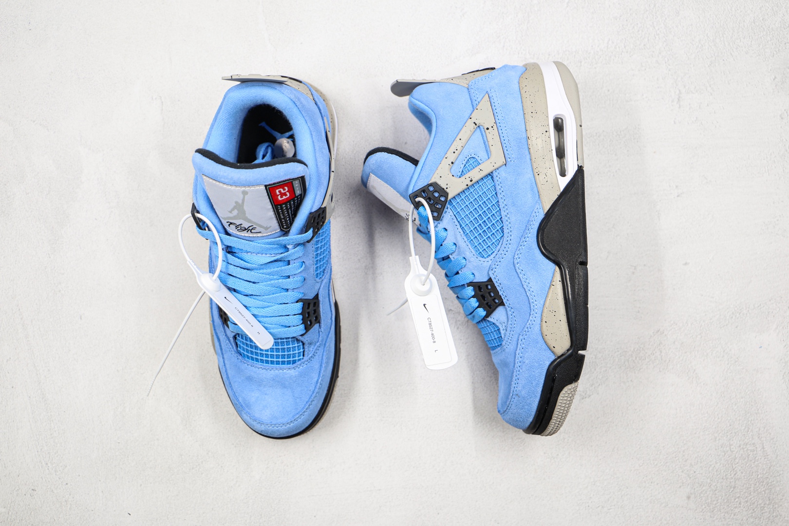 H0  乔丹 AJ4 Air Jordan 4 大学蓝 Air Jordan 4 SE “University Blue” 鞋面采用经典北卡蓝色翻毛皮打造，只需一看便知鞋款身份的独一无二。 黑色鞋带扣点缀鞋面，灰色细节配合泼墨，视觉效果十分吸睛。 鞋舌处标志不同于以往的 Air Jordan 4，在经典的 Jumman Logo 旁边添加了 23 字样，彰显版本特殊性。 中底由灰色和白色打造，配合泼墨设计，呈现出 OG 气质十足的水泥造型，配合黑色鞋底，完善整双鞋的设计。