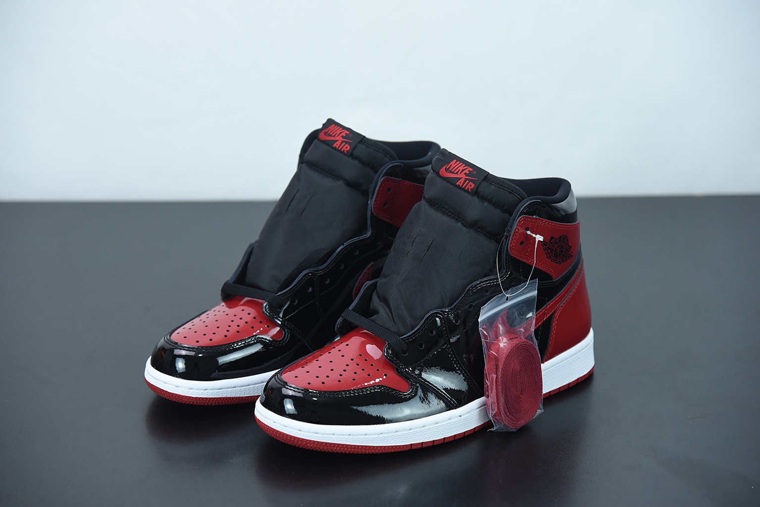 Air Jordan 1 AJ1 乔丹1代高帮篮球鞋/漆皮 黑红 禁穿 货号：555088-063