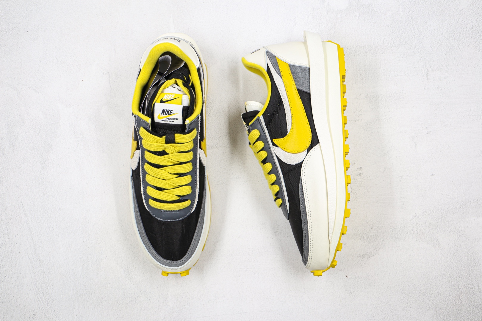 正确版本 华夫2.0 双钩 白黑黄色 三方联名 UNDERCOVER x sacai x Nike LDWaffle这双鞋采用绒面革制成的尼龙制成，皮革饰物进一步增强了运动鞋的美感。黑色的底色与黄色的流行元素形成鲜明对比，而在鞋头、鞋舌的徽标上也添加了灰色与白色细节。最后，在鞋舌标签上的双重烙印以及在堆叠式中底的“唇部”后部的三向烙印凸显联名身份。