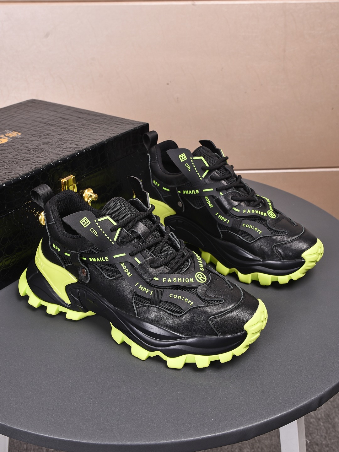 J5 普拉达 Prada 款号: I0 23 材质:头层牛皮+网内里:网纱 颜色:图片色鞋垫:真皮 鞋底:吸膜发泡底