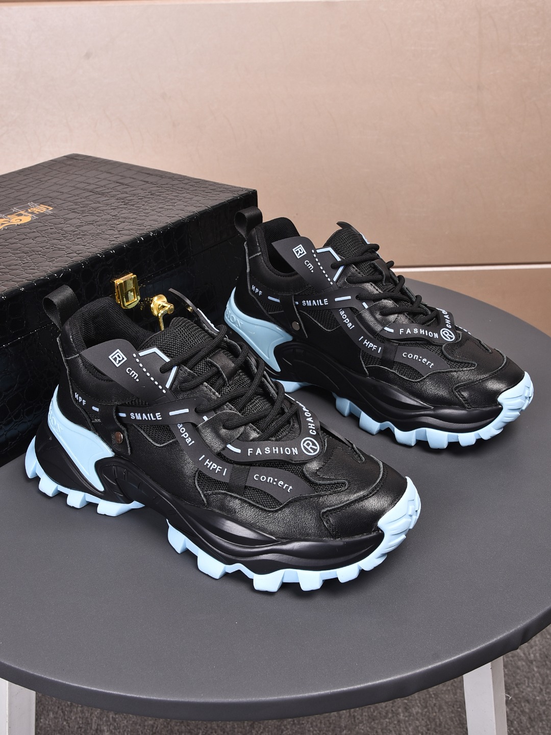 J5 普拉达 Prada 款号: I0 23 材质:头层牛皮+网内里:网纱 颜色:图片色鞋垫:真皮 鞋底:吸膜发泡底